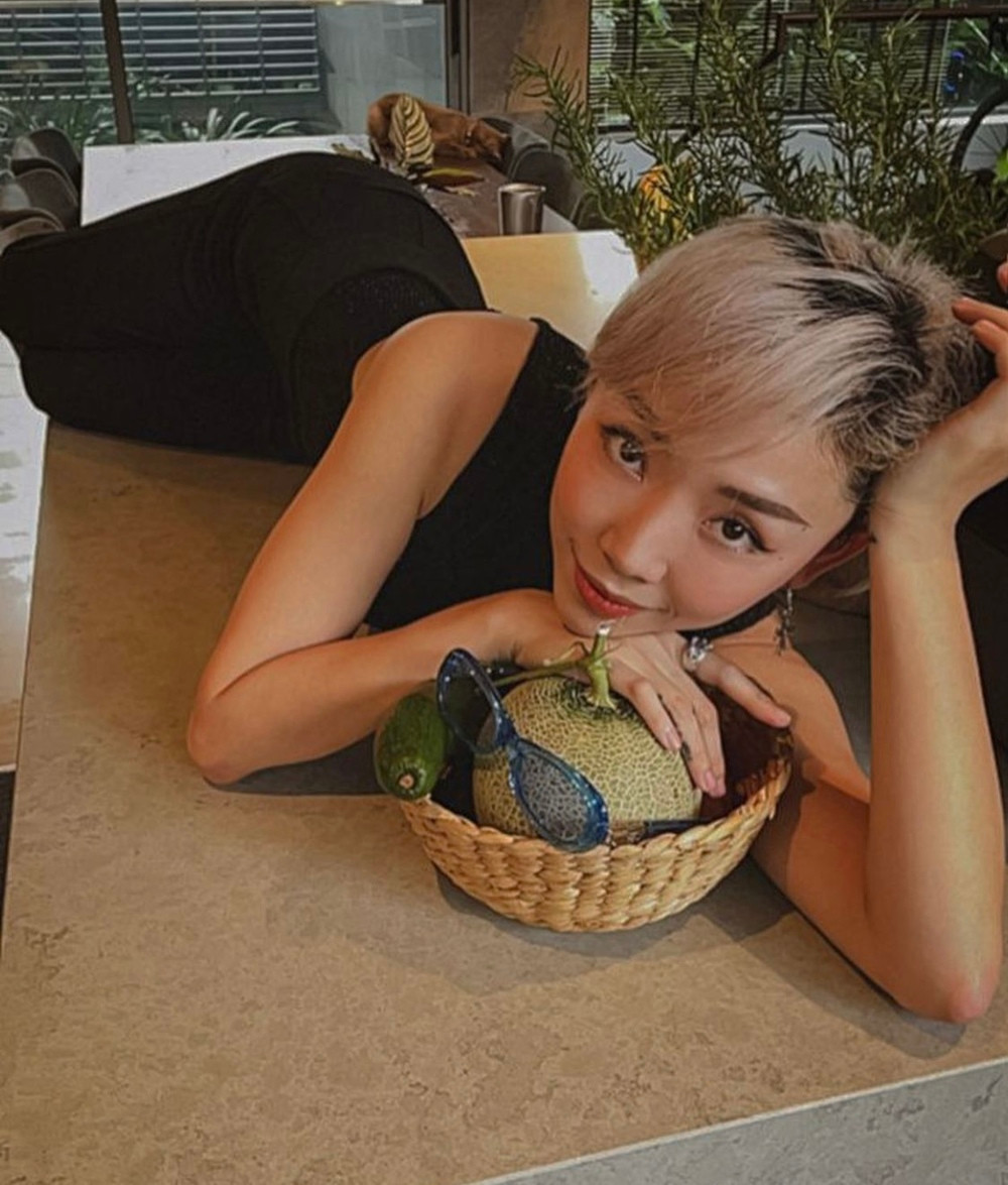 Nữ ca sĩ thậm chí còn thả dáng trong nhà bếp vẫn cực nét.