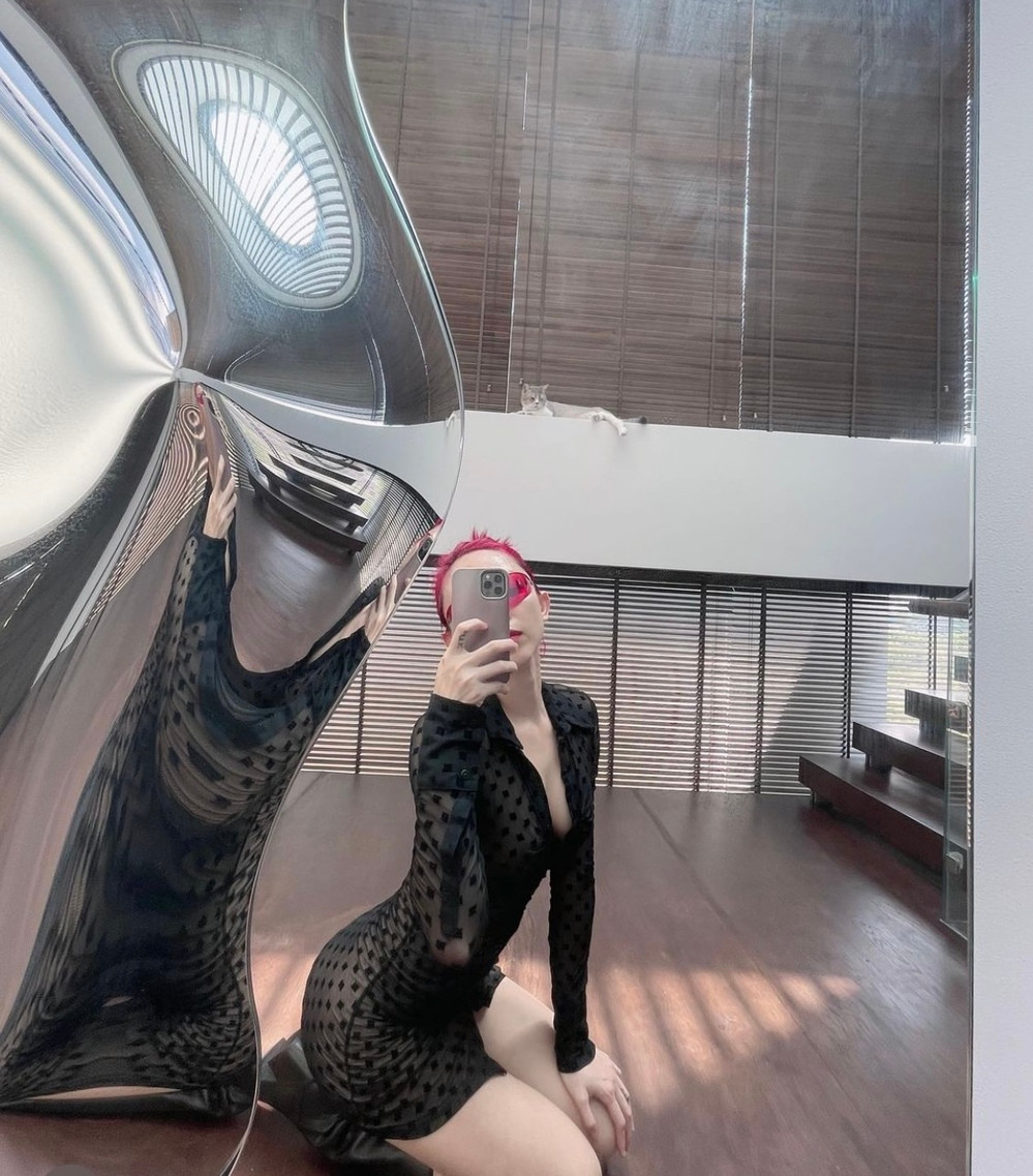 Ở bên trong, không gian sống của Tóc Tiên mang đậm chất nghệ thuật và tinh tế.