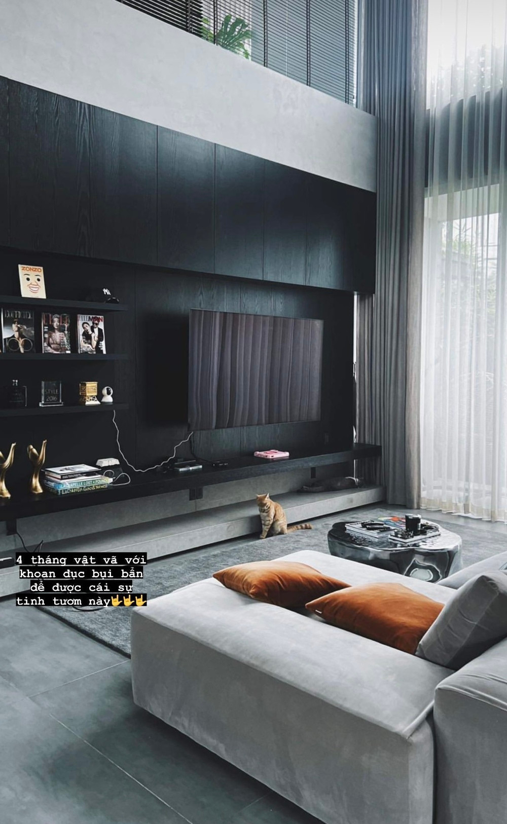 Trần nhà cao tạo cảm giác thoãng đãng.