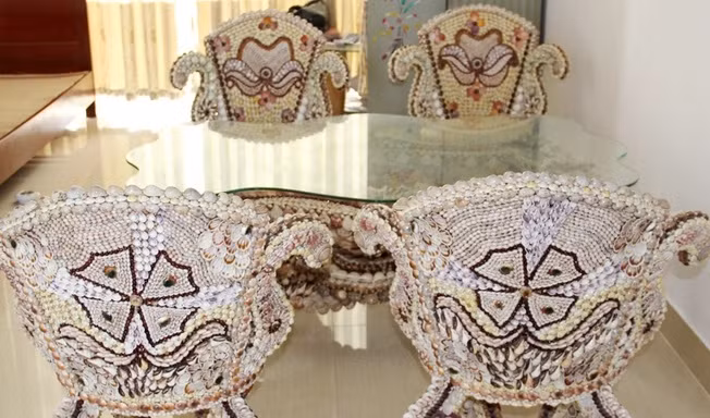 Cách đây nhiều năm, một đại gia miền Tây gây xôn xao dư luận khi sở hữu nhiều bộ bàn ghế được ốp bằng vỏ sò, ốc rất có giá trị. Ảnh: Zing