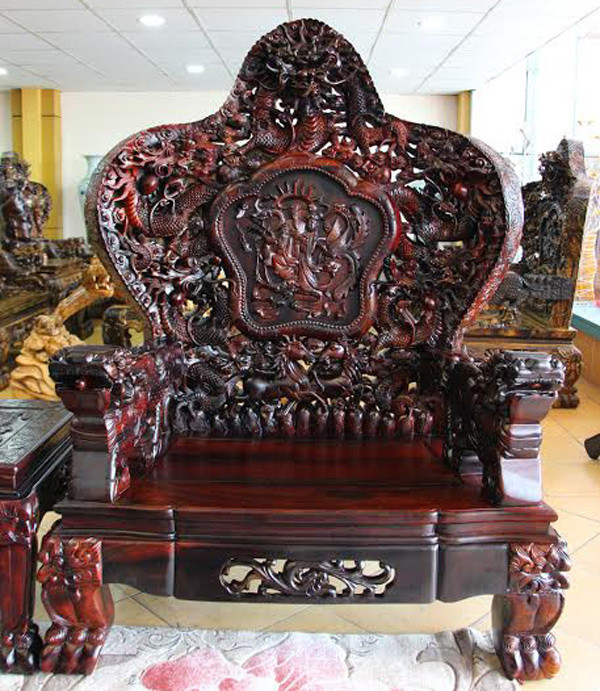 Tổng trọng lượng bộ bàn ghế khoảng 4,6 tấn và sử dụng gần 10 khối gỗ trắc. Ảnh: Vietnamnet