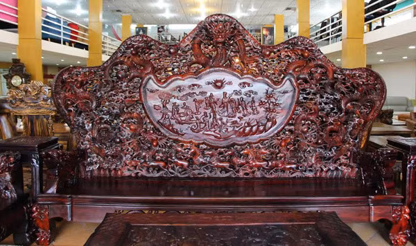 Để chế tác bộ bàn ghế thuộc hàng "khủng" này, các nghệ nhân phải mất tới 3 năm. Ảnh: Vietnamnet