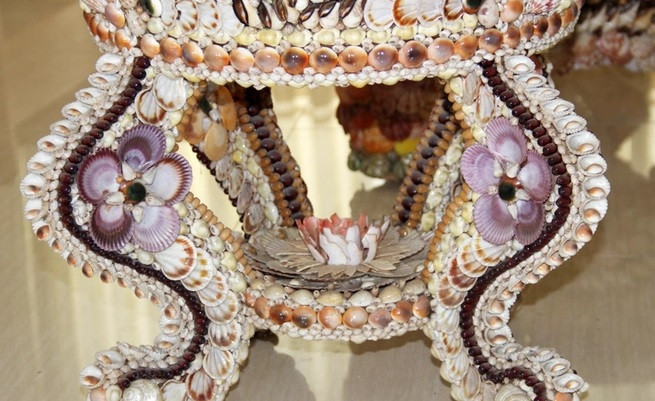 Để sáng tạo ra bộ bàn ghế có 1-0-2 này, các nghệ nhân đã phải tỉ mẩn, bỏ ra nhiều công sức sắp xếp các vỏ sò, ốc thành hình các loại hoa. Ảnh: Zing