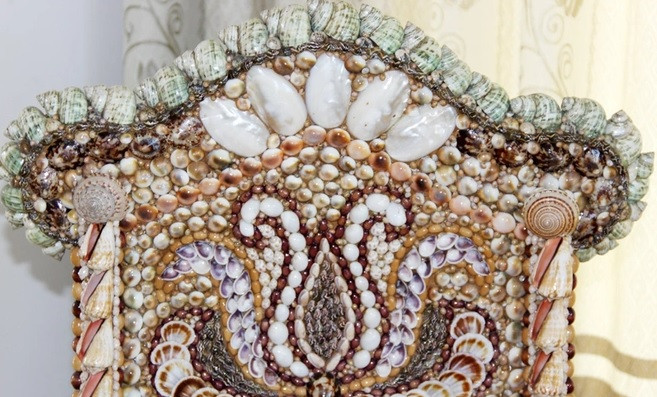 Trong đó, vỏ các loại ốc ốp vào thân ghế đều được mài nhẵn bóng. Một số vỏ sò bên trong đã đóng một lớp xà cừ quý hiếm như ngọc trai. Ảnh: Zing