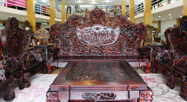Trong khi đó, một đại gia Hà Nội từng mạnh tay chi gần 13 tỷ để sở hữu bộ bàn ghế gỗ Trắc Cửu Long Bát tiên. Ảnh: Vietnamnet