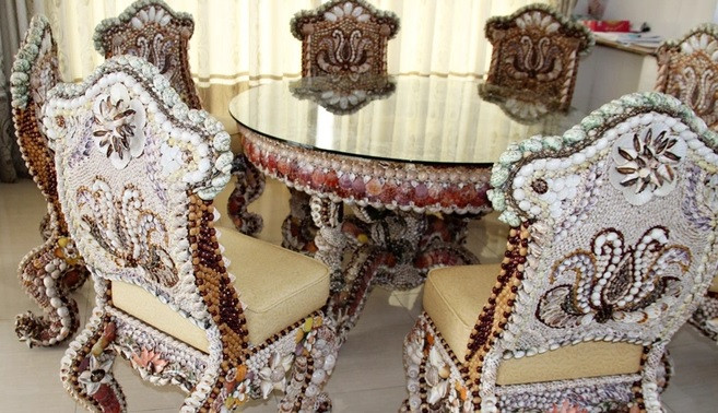 Ngoài hai bộ bàn ghế tiếp khách còn có bộ bàn ăn. Chủ nhân cho biết, giá của chúng lên tới hơn 5 tỷ đồng. Ảnh: Zing