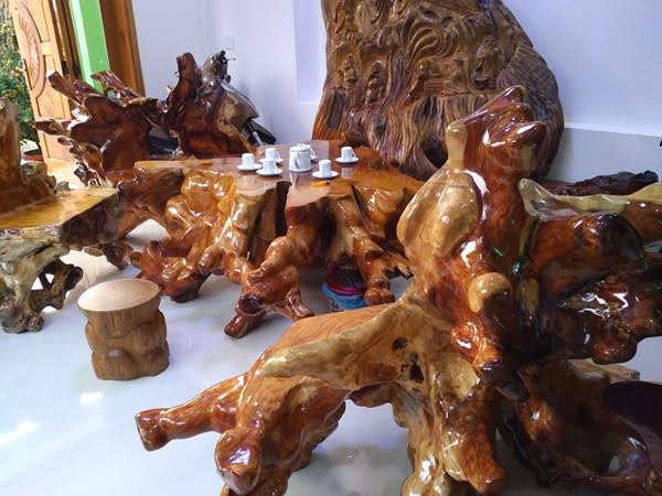 Bộ bàn ghế gỗ sưa ngàn tuổi của đại gia Quảng Nam từng thu hút sự chú ý của nhiều người. Ảnh: Dân Việt