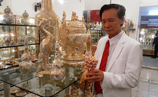 7 năm sau, một lần nữa, vị đại gia này lại bị bắt giam và lãnh án 14 tháng tù vì vi phạm Luật đất đai. Ra tù, trắng tay nhưng ông Hải không còn thời gian để buồn nản. Ông nhanh chóng lập xưởng sứ cao cấp vẽ vàng lên đồ sứ trước khi đem nung. Ảnh: Dân Việt