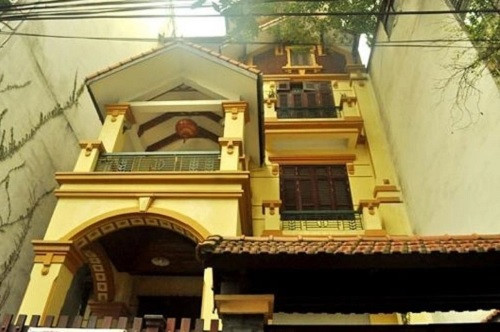 Đặc biệt, bà còn gây sốc khi đập tan căn nhà giá trị 137 tỷ đồng ở Hà Nội vì không vừa ý. Ảnh; Zing