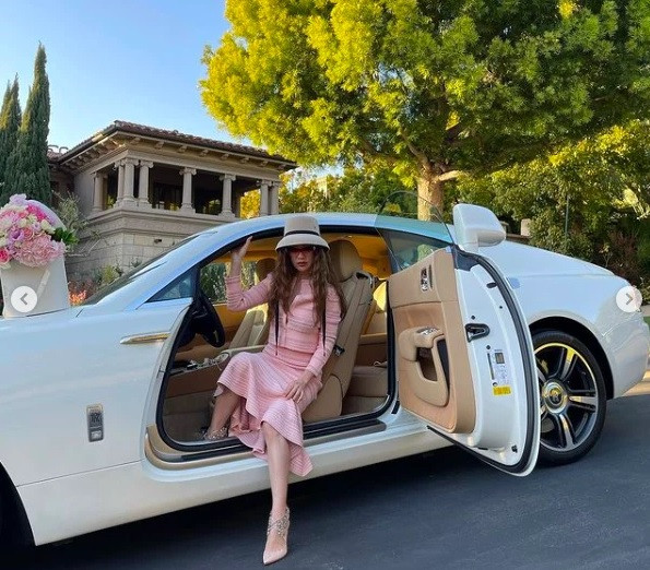 Trước đó, Mimi Morris từng được biết tới là một dân chơi siêu xe chính hiệu. Cô thường xuyên đăng tải những hình ảnh cùng gia đình bên Rolls-Royce, Ferrari... đắt đỏ. Ảnh: Instagram