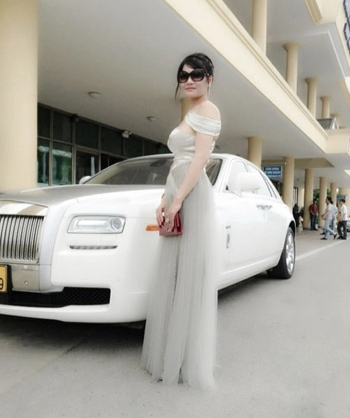 Nữ đại gia phố núi Nguyễn Thị Liễu không chỉ gây xôn xao dư luận bởi đám cưới con trai tiêu tốn hơn 20 tỷ đồng mà còn là một trong số ít những "tay chơi" siêu xe có tiếng ở Việt Nam. Ảnh: Internet