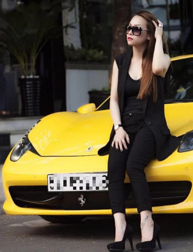 Vợ cũ đại gia Minh Nhựa - Nguyễn Thị Phương Thúy (sinh năm 1982) cũng nổi tiếng là một "tay chơi" siêu xe khét tiếng tại Sài Gòn. Cô sở hữu bộ sưu tập toàn siêu xe của các hãng đình đám như Ferrari, Lamborghini... với giá trị lên đến cả trăm tỷ đồng. Ảnh: FBNV