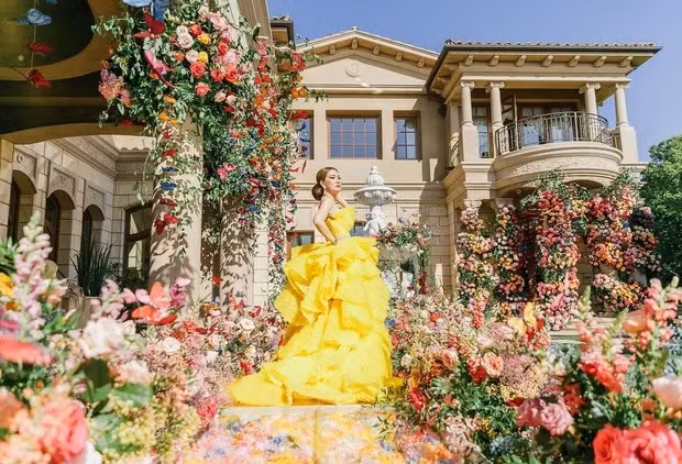 Ngoài bộ sưu tập xe đồ sộ, nữ tỷ phú gốc Việt còn sống trong "lâu đài" hơn 800 tỷ toạ lạc tại Newport Coast, gần Hollywood thuộc phía Nam của tiểu bang California, Mỹ. Ảnh: FBNV