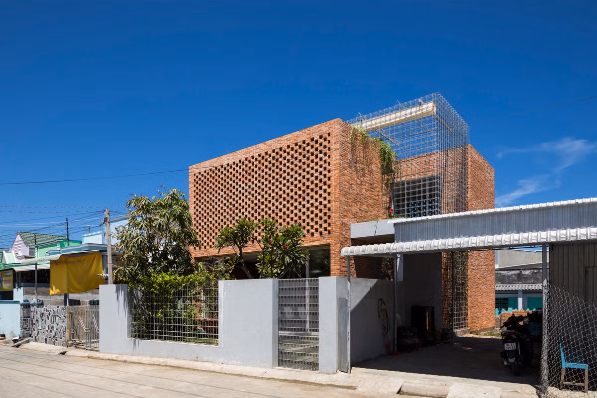 Bao ngoai ngo ngang nha gach moc thich ung voi khi hau o Binh Thuan