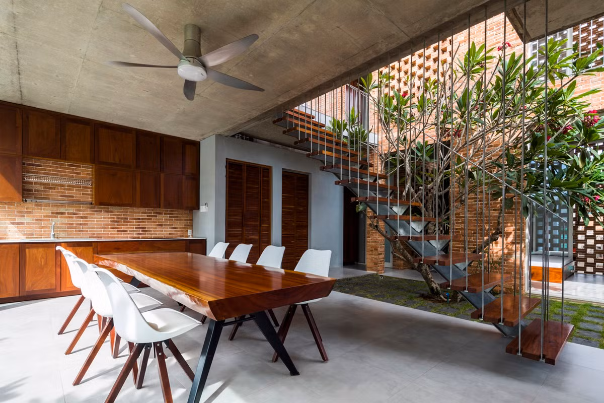 Phòng ăn và nhà bếp liên thông, không có cửa ra vào, nằm ngay ở tầng trệt.