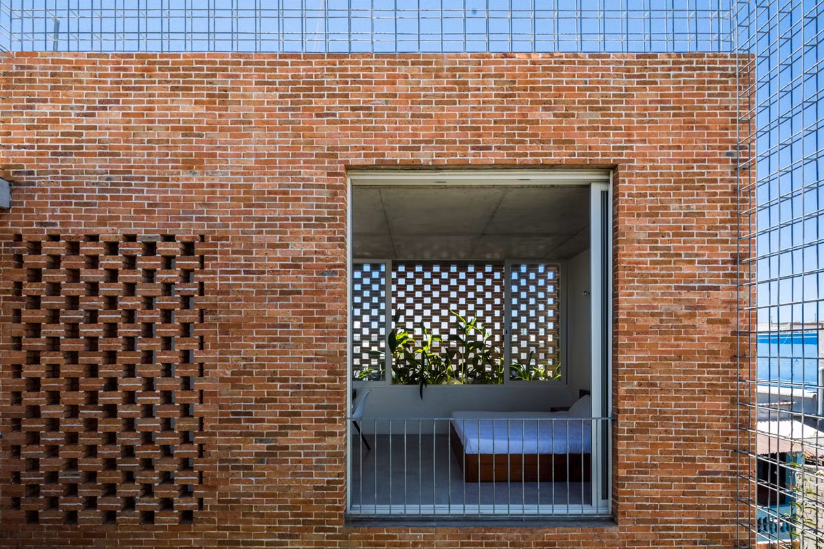 Phòng ngủ trên tầng 2 thoáng đãng.