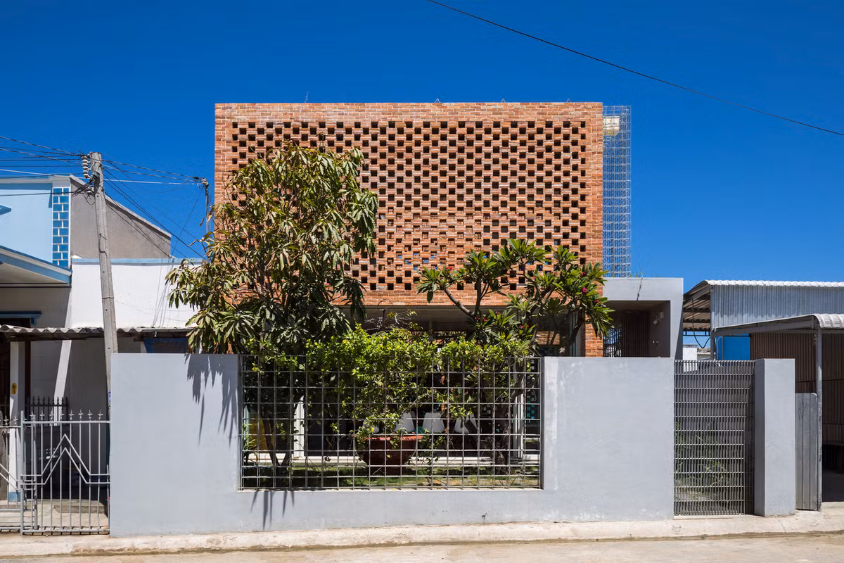 Căn nhà nằm trên khu đất 9x15m, cách bờ biển 100m.