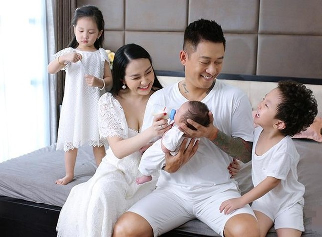 Khi đang ở đỉnh cao sự nghiệp, Tuấn Hưng bất ngờ tuyên bố giải nghệ để dành thời gian chăm lo cho gia đình nhỏ của mình. Ảnh: Tiền phong