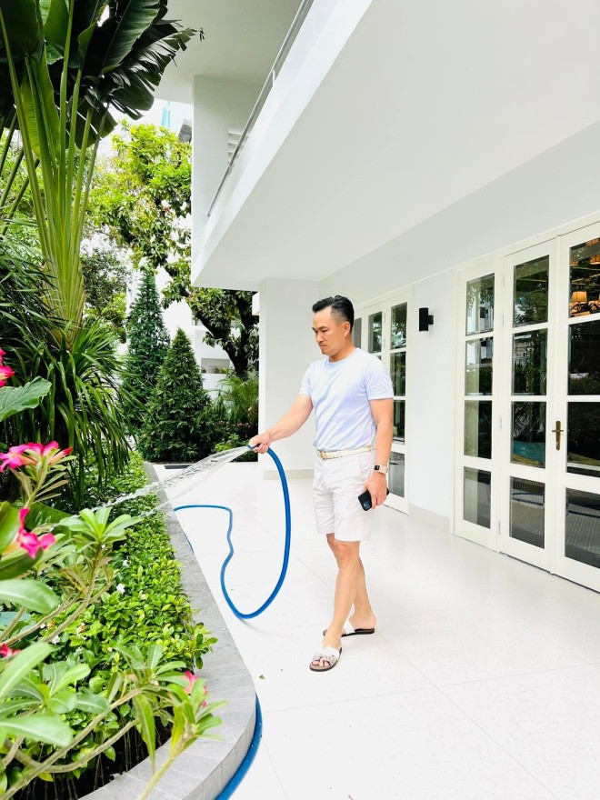 Vợ chồng Chi Bảo đang sống trong cơ ngơi rộng 1.600m2 gồm hai villa nối nhau. Ảnh; FBNV