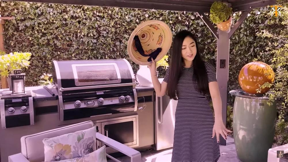 Bên cạnh đó, Hà Thanh Xuân còn thiết kế một khu vực riêng trong vườn để thư giãn. Nơi này có đầy đủ bàn ghế, lò sưởi để giữ ấm khi đến mùa đông. Ảnh chụp màn hình