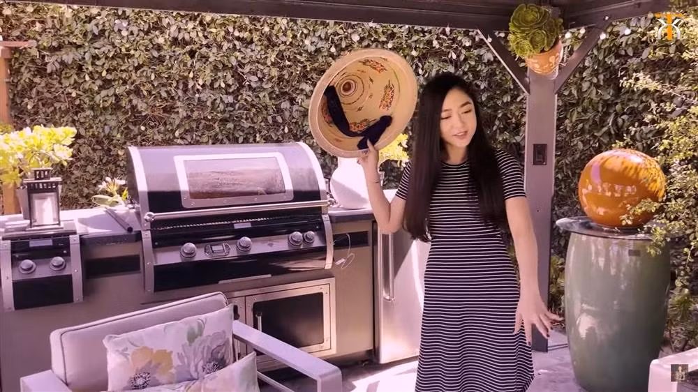 Bên cạnh đó, Hà Thanh Xuân còn thiết kế một khu vực riêng trong vườn để thư giãn. Nơi này có đầy đủ bàn ghế, lò sưởi để giữ ấm khi đến mùa đông. Ảnh chụp màn hình