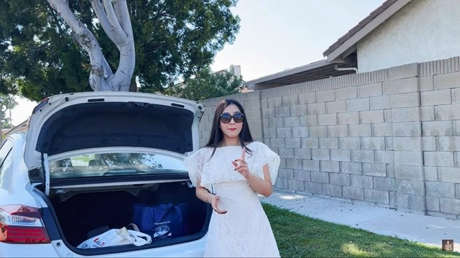 Ngoài trồng cây ăn quả, vườn nhà Hà Thanh Xuân còn có một số loại rau phục vụ bữa ăn gia đình như sả, húng, hành lá. Ảnh chụp màn hình