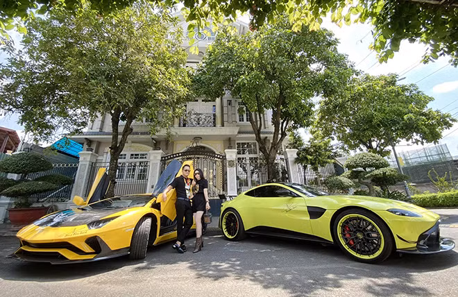 Nữ doanh nhân này từng livestream khoe dàn xế hộp trăm tỷ mà gia đình đang sở hữu. Ảnh: Pháp luật &amp; Bạn đọc