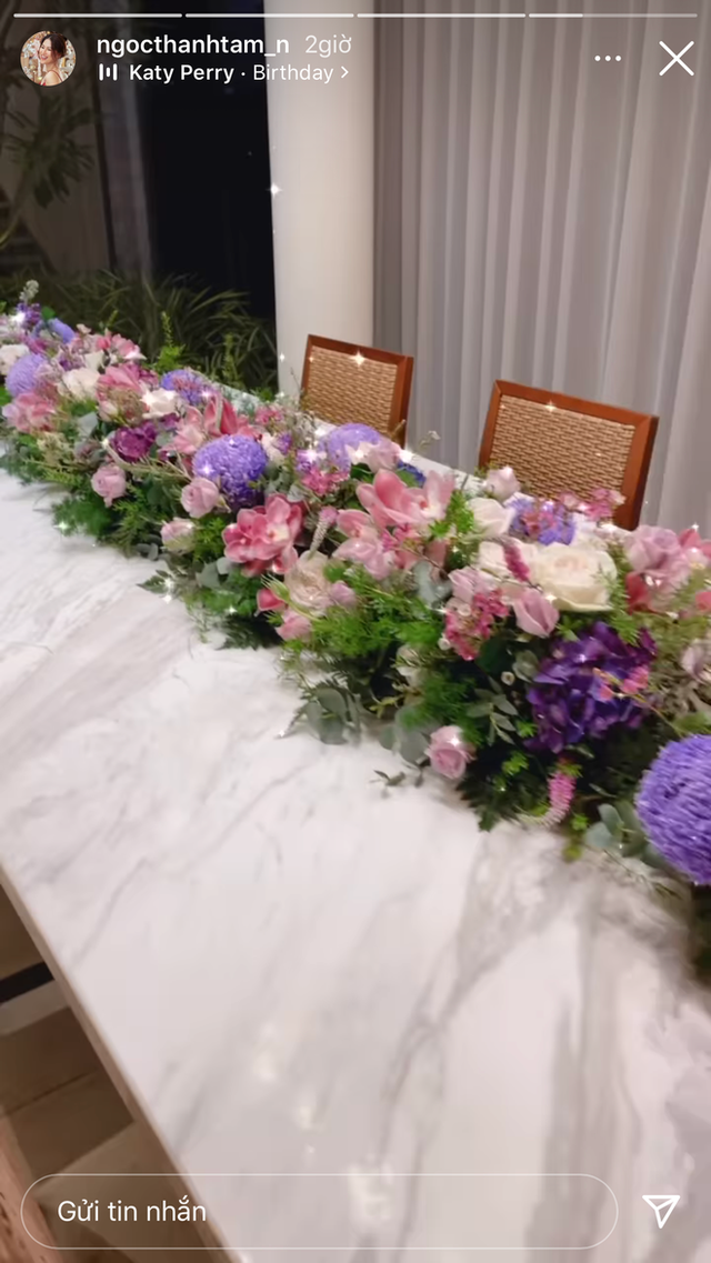 Ái nữ nhà đại gia thuỷ sản Ngọc Thanh Tâm mở tiệc đón năm mới tại gia với bàn tiệc dài dằng dặc và đầy ắp hoa tươi nhìn muốn hoa mắt. Ảnh: Instagram