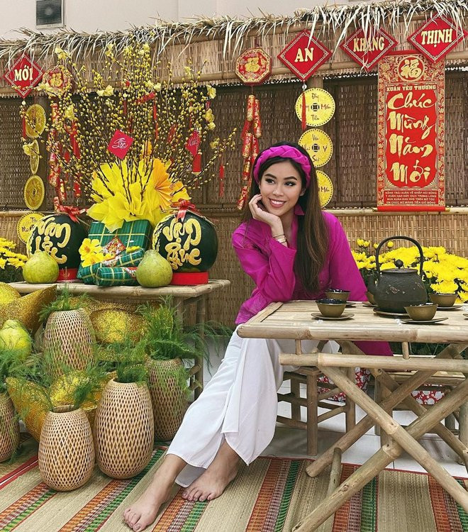 Tiên Nguyễn cũng từng diện áo bà ba màu hồng tạo dáng chụp hình trên background đậm chất xuân. Ảnh: Zing