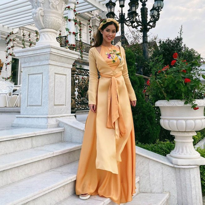 Năm ngoái, Mùng 1 Tết Tân Sửu 2021, Tiên Nguyễn hào hứng check-in cùng người thân bên biệt thự của gia đình. Rich kid diện áo tứ thân truyền thống. Ảnh: Zing