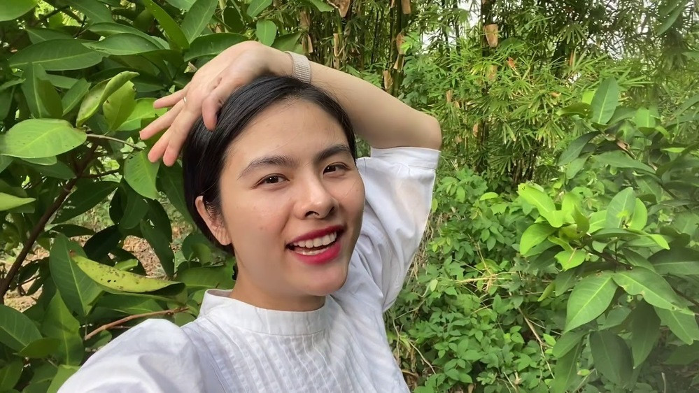 Nữ diễn viên thích thú tạo dáng trong vườn. Ảnh: FBNV