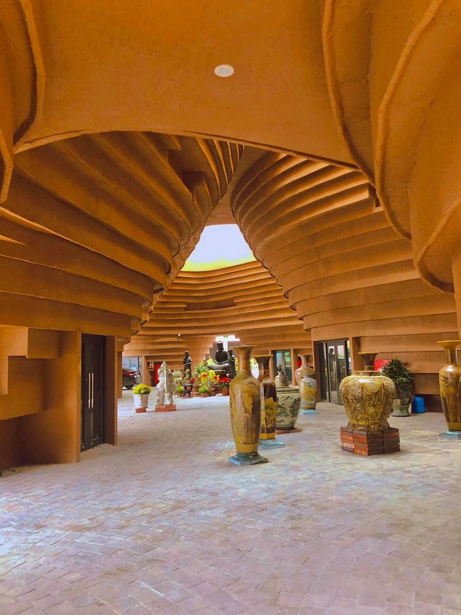 Công trình kiến trúc gồm 2 khối chính, phía bên ngoài là nơi trưng bày các sản phẩm thủ công. Khu vực này được coi là quảng trường gốm sứ, giúp mọi người chiêm ngưỡng được tất cả những giá trị của làng nghề. Ảnh: Dân Việt