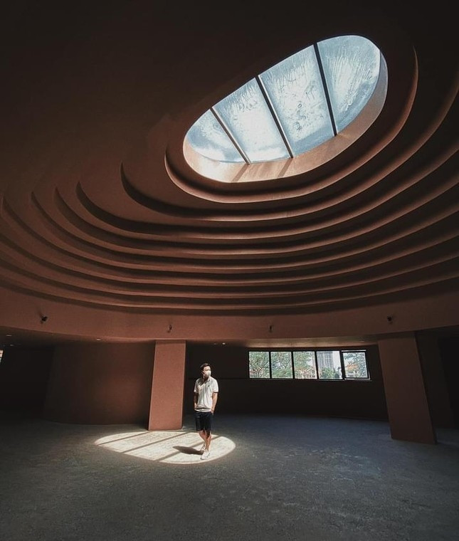 Các vật liệu truyền thống của Bát Tràng như: gạch gốm cổ truyền, gạch men mosaic và ngói nung...được tận dụng một cách tối đa để tạo nên màu sắc “chân thực” nhất cho bảo tàng. Ảnh: Tiền phong