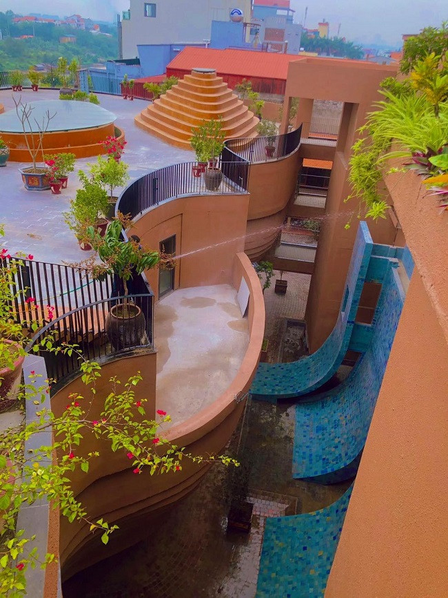 Tầng 4 là nơi check-in và cà phê, tầng 5 là nơi du khách được thưởng thức, ngắm nhìn các tác phẩm nghệ thuật điêu khắc. Ảnh: Dân Việt