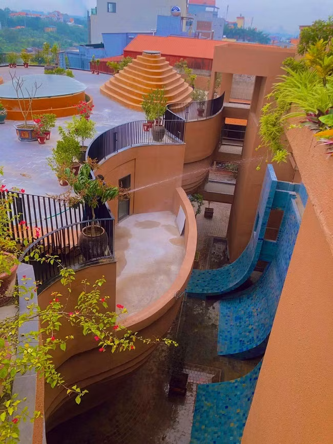 Tầng 4 là nơi check-in và cà phê, tầng 5 là nơi du khách được thưởng thức, ngắm nhìn các tác phẩm nghệ thuật điêu khắc. Ảnh: Dân Việt