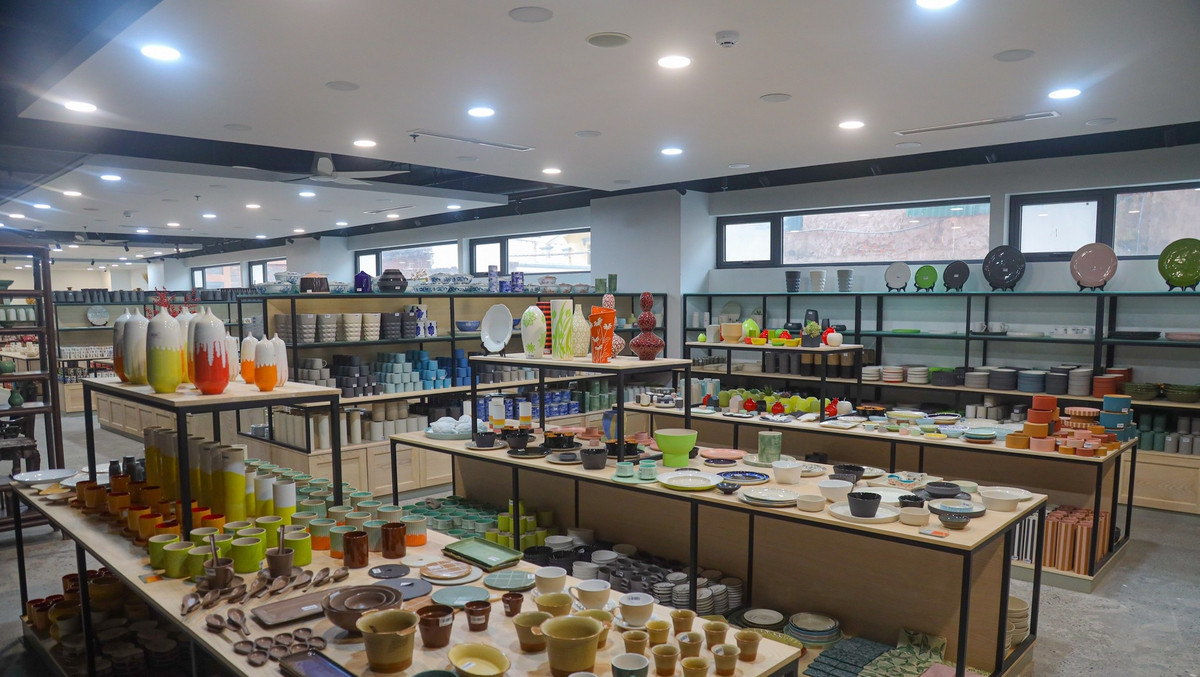 Tầng 2 là nơi bảo tàng bày các sản phẩm làm từ gốm. Tầng 3 là nơi trưng bày các tác phẩm gốm nghệ thuật gắn liền với quá trình hình thành và phát triển của làng gốm Bát Tràng. Ảnh: Người đưa tin