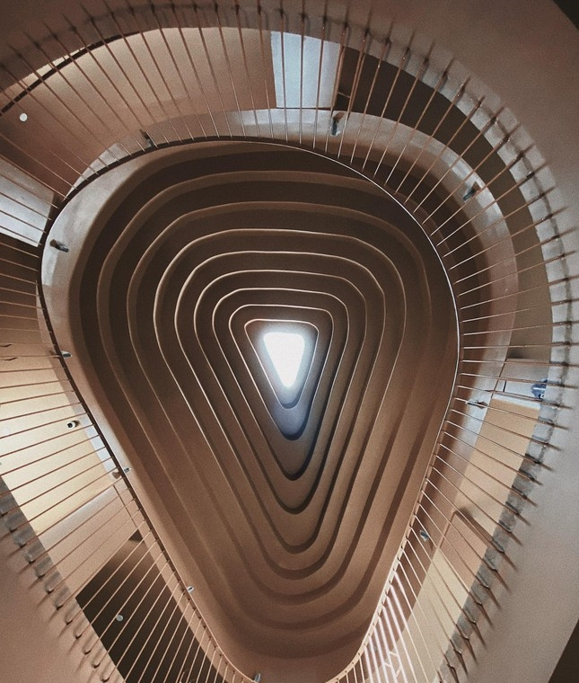 Để hoàn thành bảo tàng gốm độc đáo ở Bát Tràng, người thợ đã phải sử dụng bê tông cốt thép sợi tuyến tính mỏng có tải trọng không lớn nhưng lại có thể chịu được lực một cách rất hiệu quả. Ảnh: Tiền phong