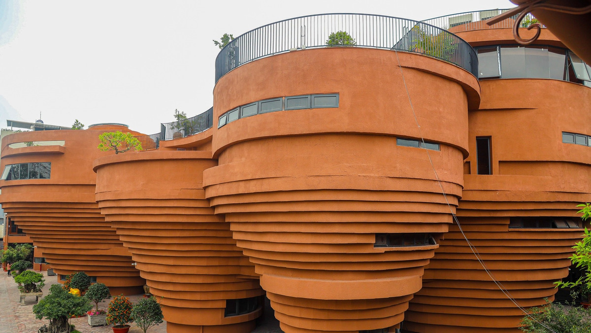 Công trình gốm Bát Tràng gây ấn tượng vởi các vòng xoáy ốc khổng lồ, những chiếc trụ với nếp xoáy biểu tượng cho hoạt động làm gốm trên bàn xoay. Ảnh: Người đưa tin