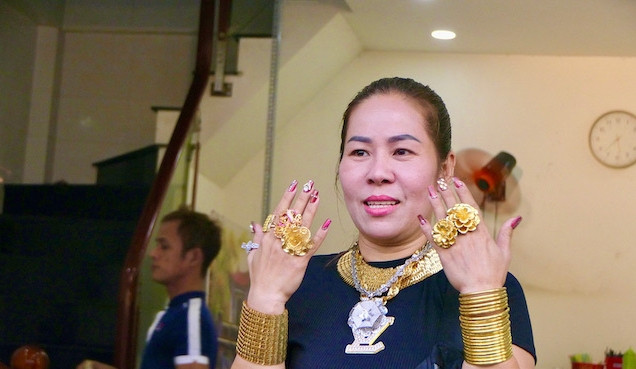 Nữ đại gia có sở thích đeo vàng đó là chị Diễm Thuý - chủ quán bò nướng trên đường Hoàng Sa, quận 3 (TP HCM). Ảnh: Yan