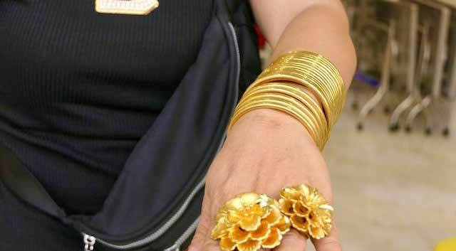 Bà chủ quán bò nướng cho biết, chỉ riêng một bộ vòng ximen đeo trên cổ tay chị đã có trị giá hơn 1 tỷ đồng. Ảnh: Yan