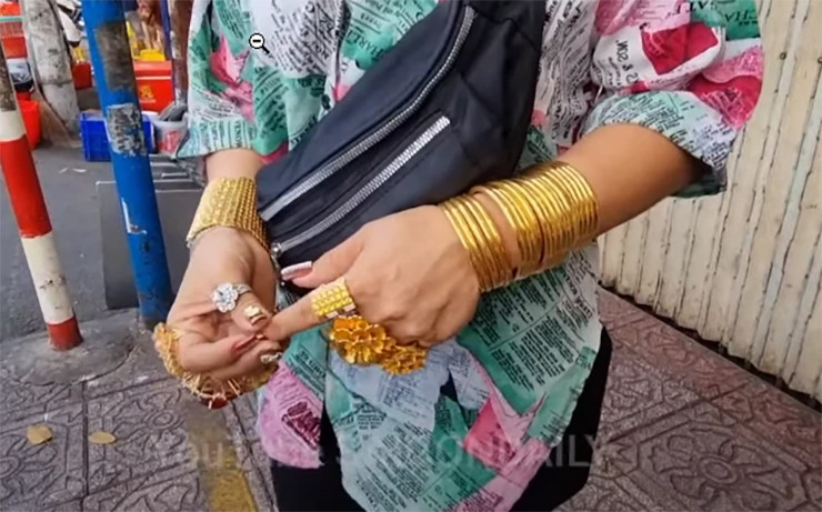 Theo bà chủ quán bò nướng, việc đeo vàng trên người với số lượng lớn cũng phần nào bất tiện. Tuy nhiên, chị không tự đi ra đường một mình mà luôn luôn phải có người thân hoặc nhân viên thân tín chở đi. Ảnh; Dân Việt