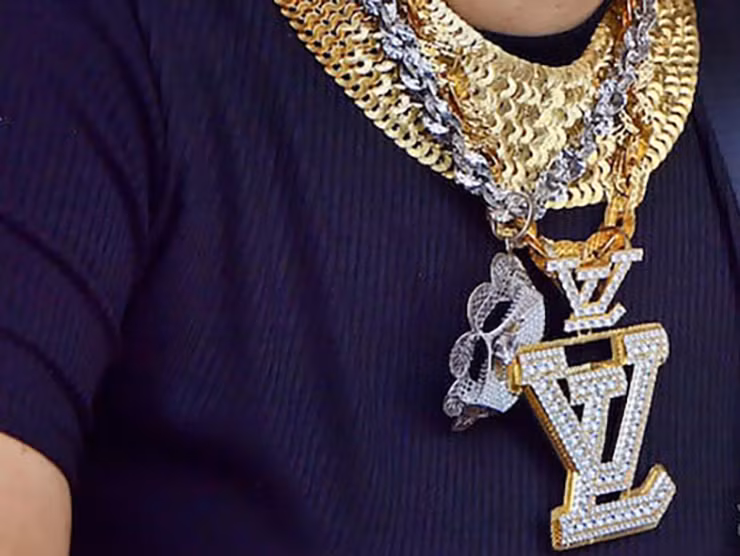 Thậm chí, nhiều người đến quán ăn bò là phụ, còn ngắm chị đeo vàng là chính. Ảnh: Yan