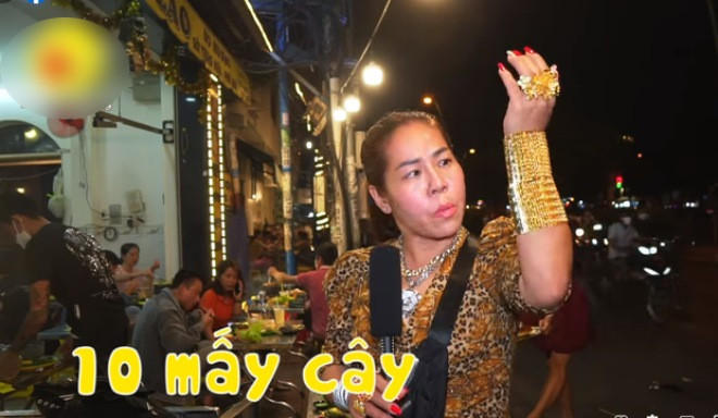 Cách đây không lâu, mạng xã hội xôn xao về một người phụ nữ đeo trên người hơn 70 cây vàng chỉ để... đứng bán hàng. Ảnh chụp màn hình