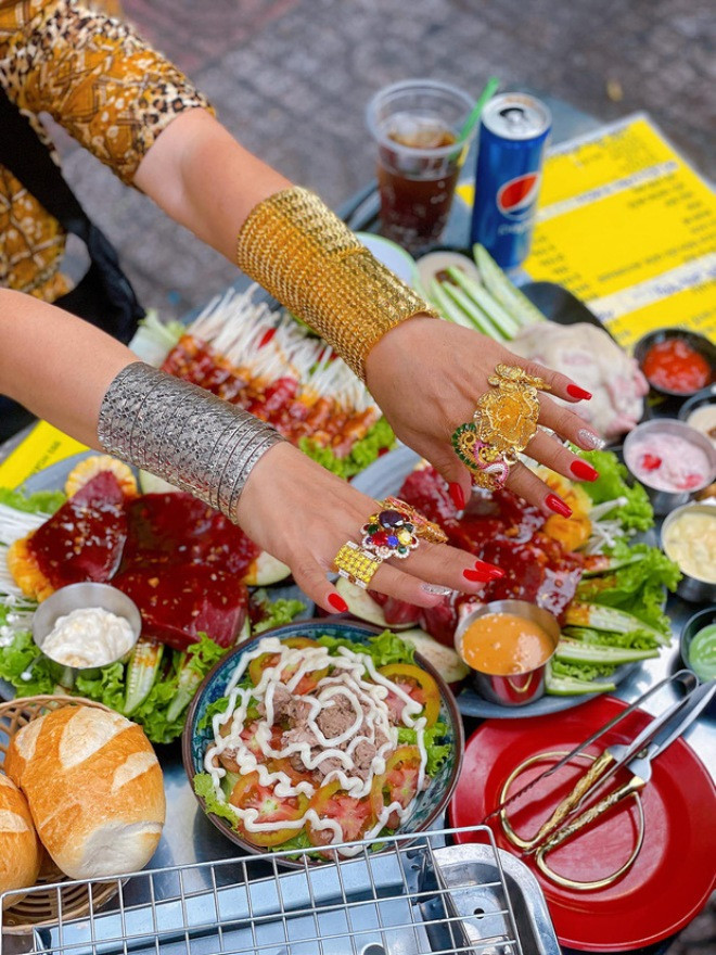 Mỗi khi chị Thuý ra quán bán hàng có rất nhiều khách hàng đến để “xin vía”. Số thực khách đến để “xin vía” tài lộc làm ăn ngày càng nhiều khiến chị Thúy cũng cảm thấy phấn khích. Ảnh: Dân Việt