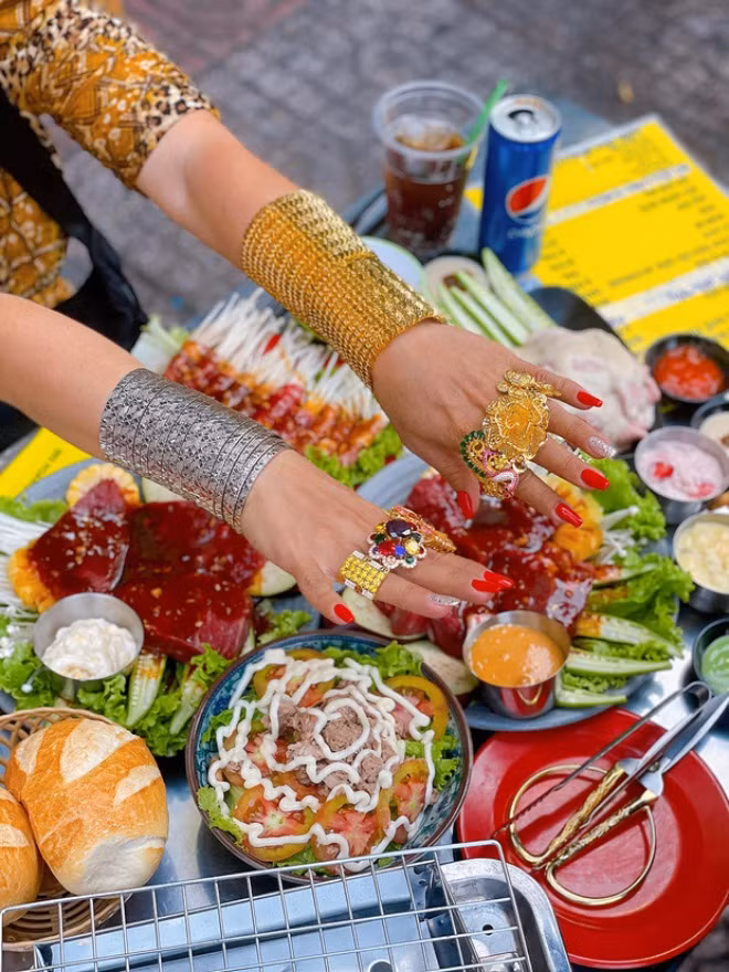 Mỗi khi chị Thuý ra quán bán hàng có rất nhiều khách hàng đến để “xin vía”. Số thực khách đến để “xin vía” tài lộc làm ăn ngày càng nhiều khiến chị Thúy cũng cảm thấy phấn khích. Ảnh: Dân Việt