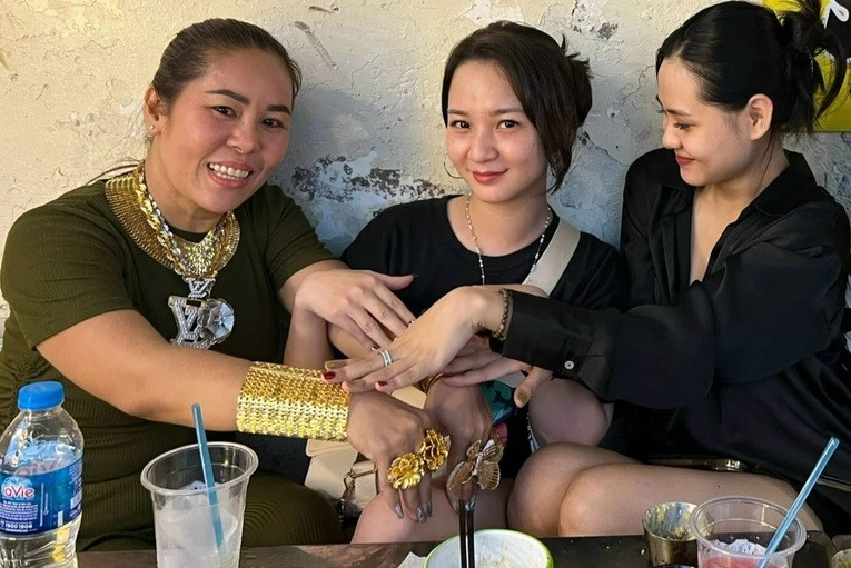 Vì thế, bà chủ quán bò nướng tự nhủ trong lòng khách đến không phân biệt ăn ít hay ăn nhiều, dù chỉ ăn một món đi nữa chị sẽ vẫn tiếp đón vui vẻ. Ảnh; Dân trí