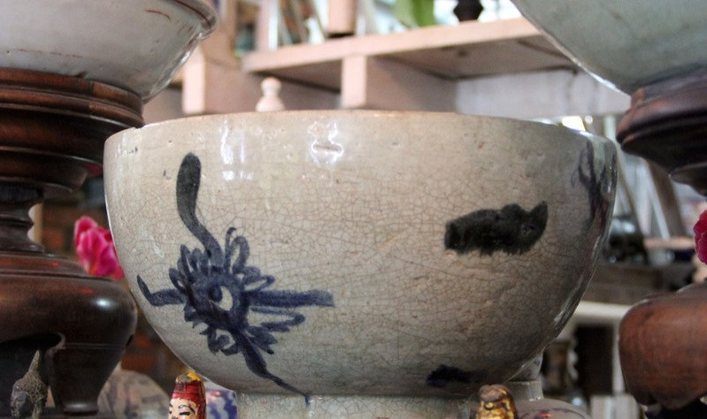 Nhiều cổ vật gốm sứ đến từ các nền văn hóa cổ như Đông Sơn, Sa Huỳnh, Óc Eo đến trăm năm thuộc dòng ngự dụng thời nhà Nguyễn. Ảnh: Infonet