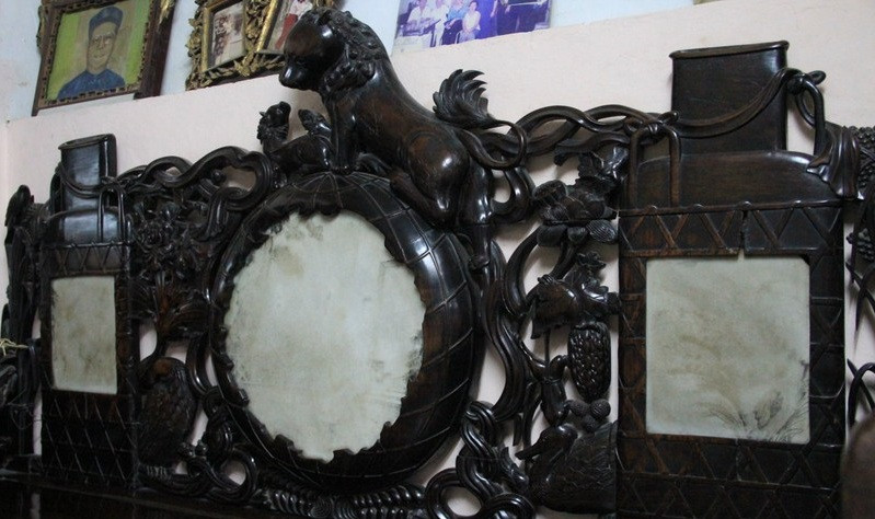 Chiếc sập được đánh giá có 1 - 0 - 2, chạm khắc rất tinh xảo với hình con rồng đang ôm quả địa cầu. Ảnh: Infonet