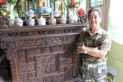 Chiếc bàn thờ bằng gỗ sưa được chạm khắc rất tinh xảo có từ thời vua Khải Định. Ảnh: VOV