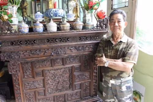 Chiếc bàn thờ bằng gỗ sưa được chạm khắc rất tinh xảo có từ thời vua Khải Định. Ảnh: VOV